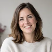 Portret van een lachende vrouw met schouderlang bruin haar in een lichte trui